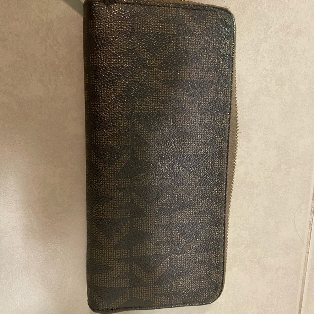 Michael Kors zip wallet - Picture 3 of 3